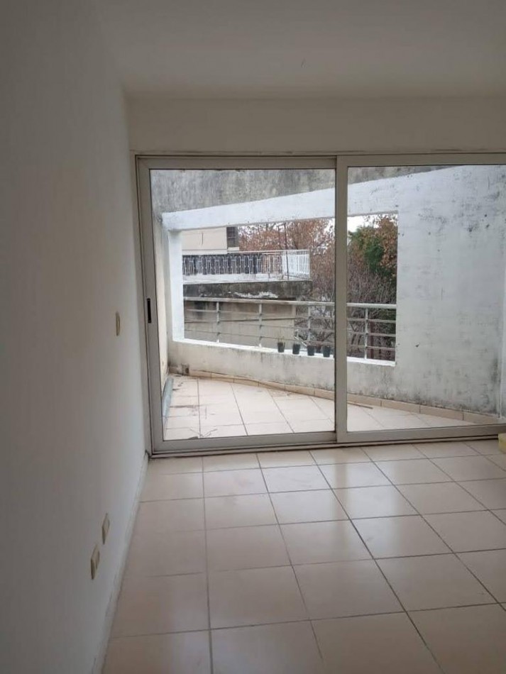 1 Dormitorio. Muy Luminoso. Con Balcon. Frente Norte. Proximo Facultad Medicina.