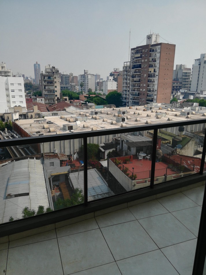 1 Dormitorio. Semipiso. 2 Balcones. Parrillero en Balcon. Ventilacion Cruzada